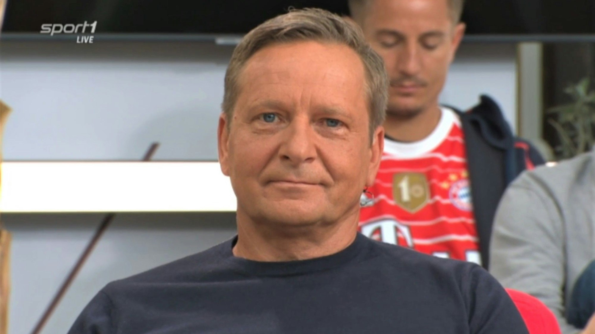 Horst Heldt sitzt im Doppelpass bei Sport1.