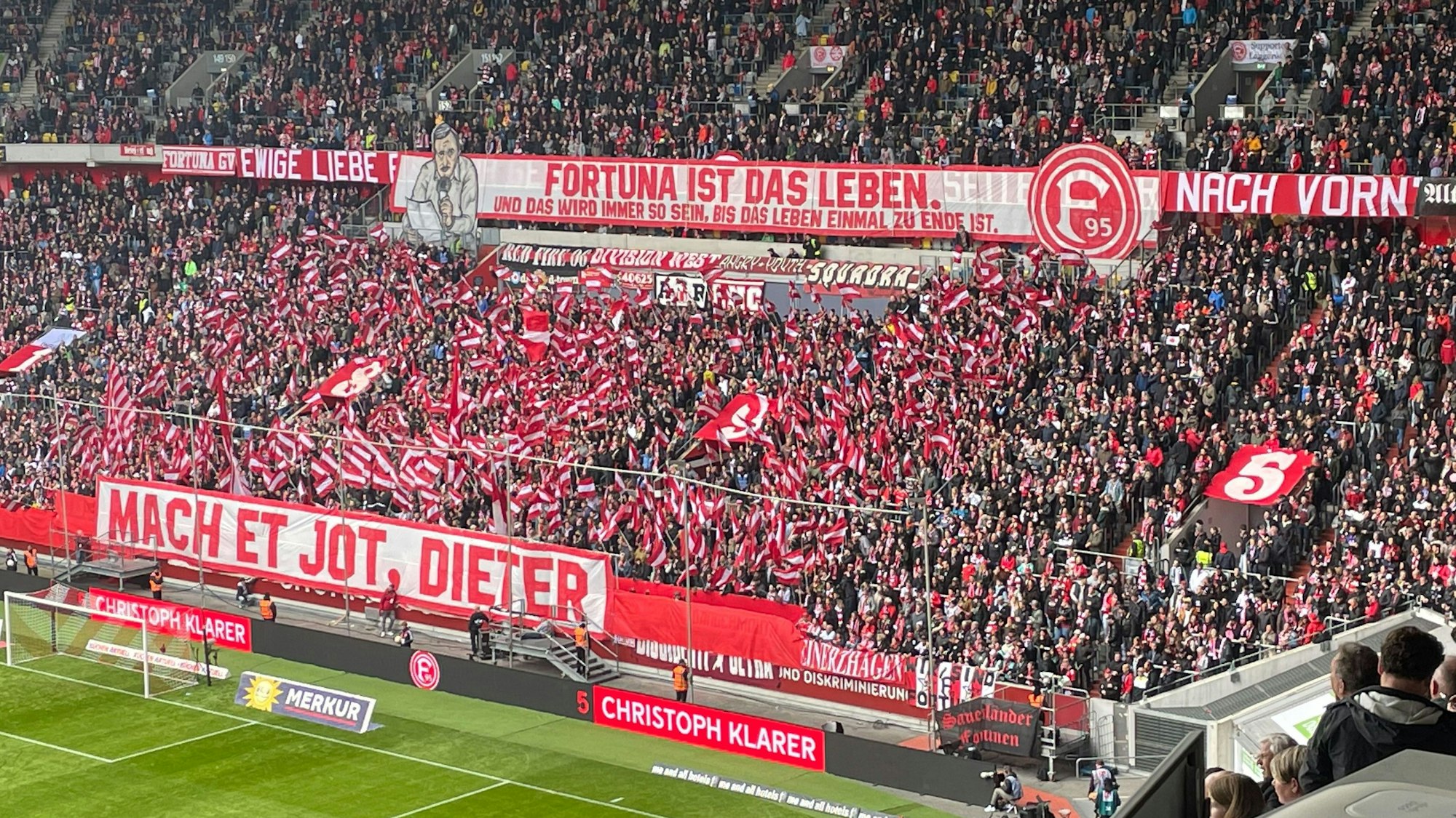 Die Fans von Fortuna Düsseldorf schwenken ihre Fahnen vor Spielbeginn.