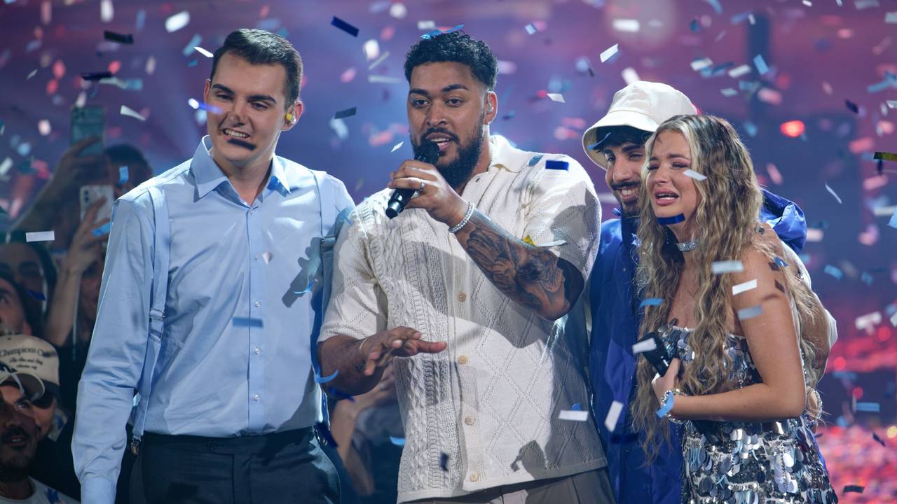 Sem Eisinger, Sieger der Castingshow „Deutschland sucht den Superstar“ (2.v.l), steht beim Finale (15. April 2023) mit den Finalisten Lorent Berisha (l), Kiyan Yousefbeik (2.v.r) und Monika Gajek (r) auf der Bühne.