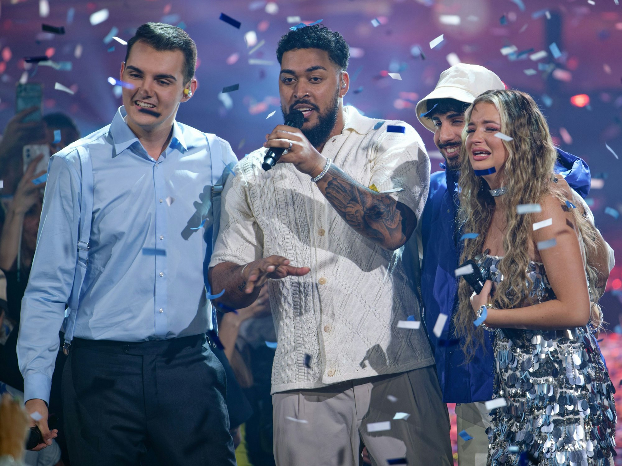 Sem Eisinger, Sieger der Castingshow „Deutschland sucht den Superstar“ (2.v.l), steht beim Finale (15. April 2023) mit den Finalisten Lorent Berisha (l), Kiyan Yousefbeik (2.v.r) und Monika Gajek (r) auf der Bühne.