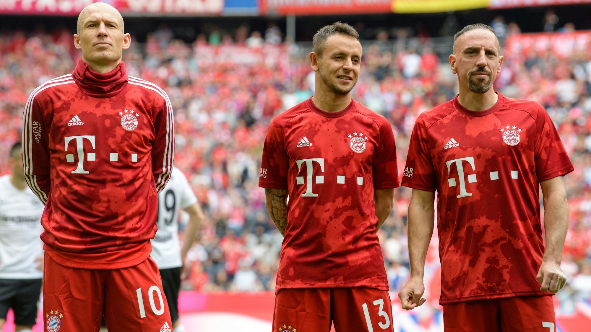 Arjen Robben (l-r), Rafinha und Franck Ribery vom FC Bayern München stehen bei ihrer Verabschiedung auf dem Platz.