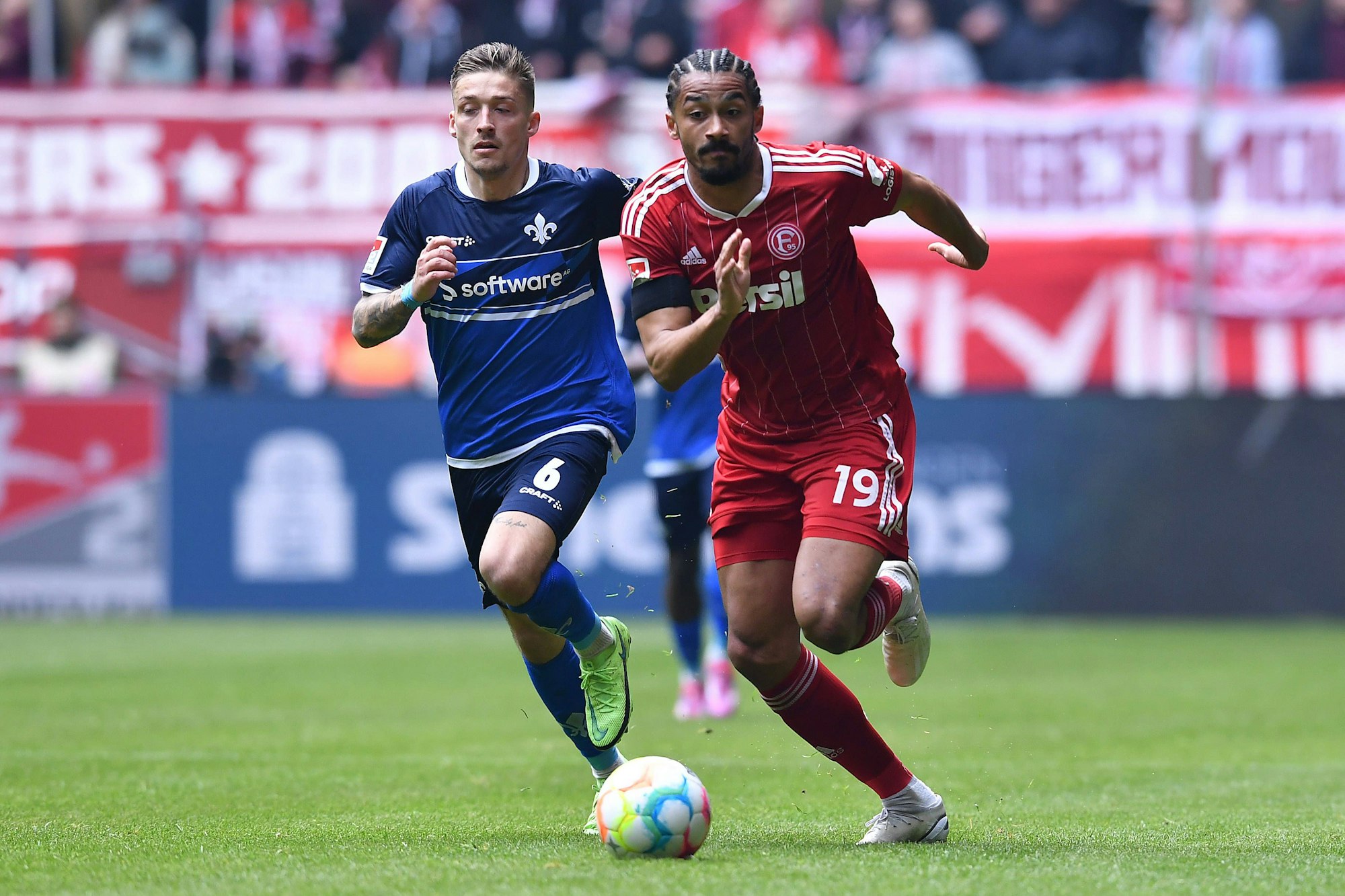 Darmstadts Marvin Mehlem verfolgt Düsseldorfs Emmanuel Iyoha.