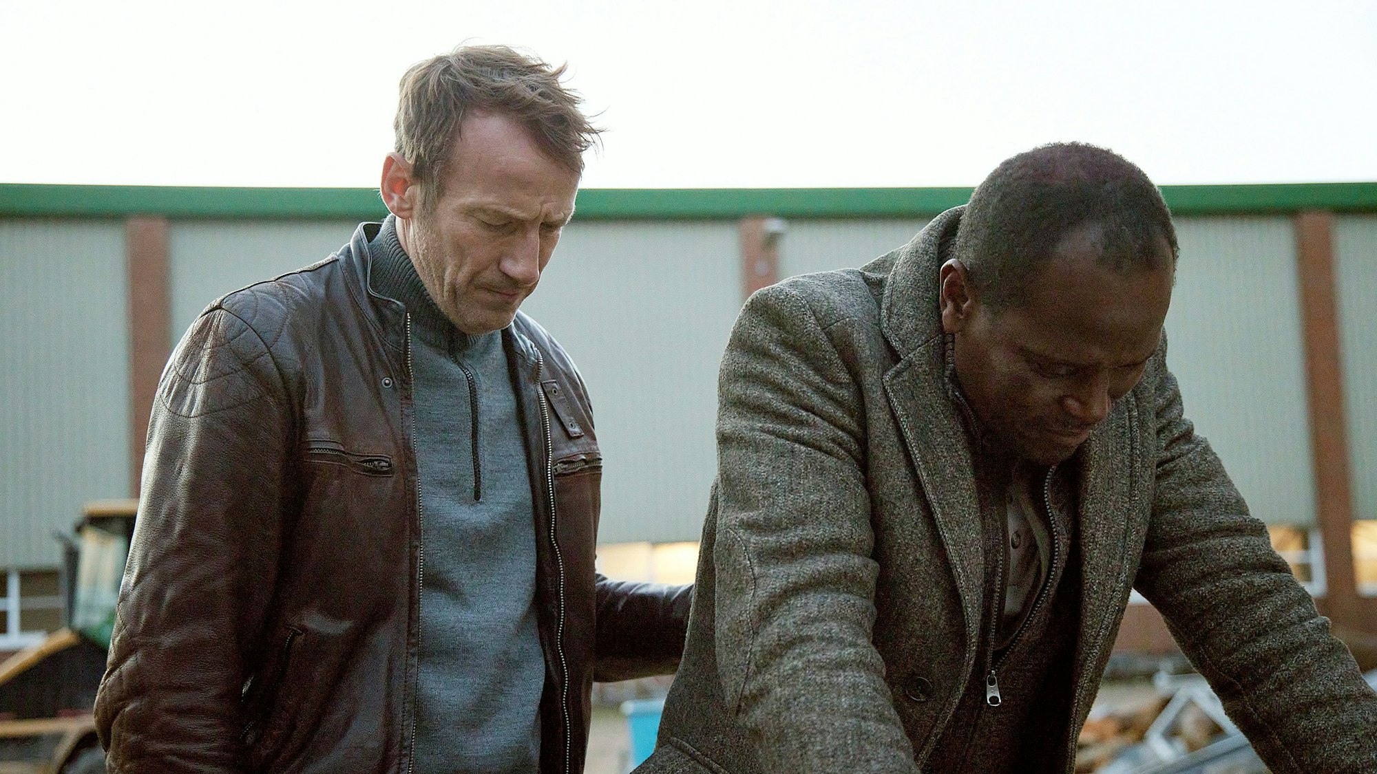 „Tatort“-Ermittler Thorsten Falke (Wotan Wilke Möhring) möchte Jon (Alois Moyo) helfen, der seinen Sohn vermisst.