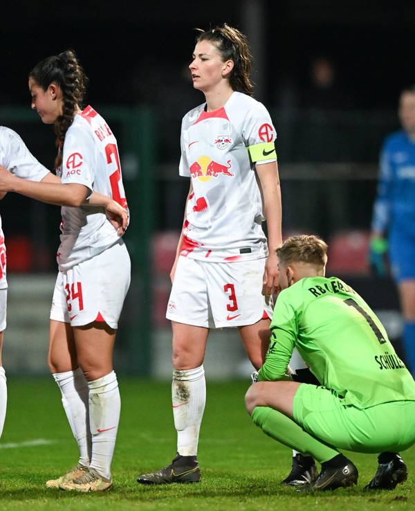RB Leipzigs Mannschaft reagiert nach der 0:1 Niederlage.