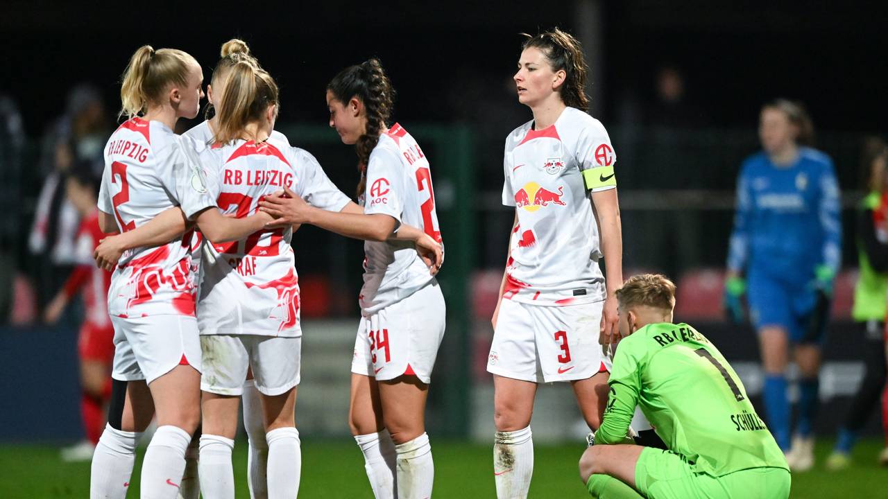 RB Leipzigs Mannschaft reagiert nach der 0:1 Niederlage.