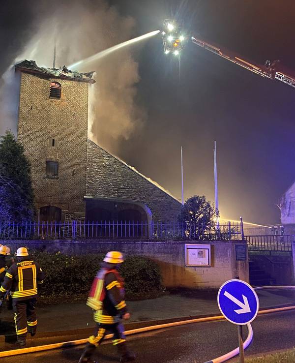 Einsatzkräfte der Feuerwehr löschen den Brand in einer Kirche in Morschenich am frühen Morgen des 17. April 2023.