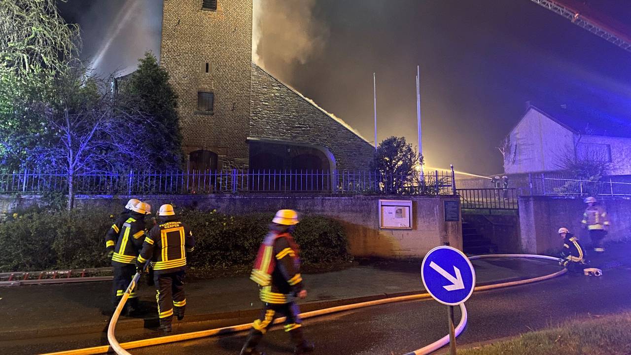 Einsatzkräfte der Feuerwehr löschen den Brand in einer Kirche in Morschenich am frühen Morgen des 17. April 2023.
