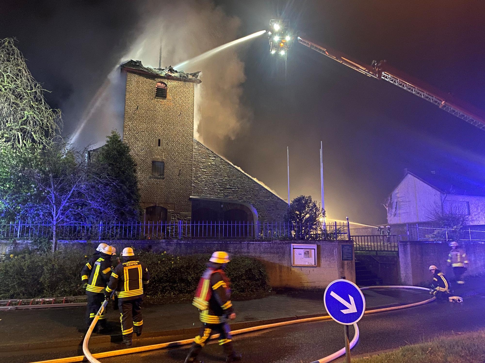 Einsatzkräfte der Feuerwehr löschen den Brand in einer Kirche in Morschenich am frühen Morgen des 17. April 2023.