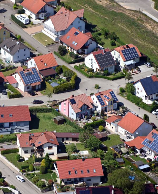 Auf Dächern von Häusern in einer Gemeinde beim Landkreis Heilbronn sind Solaranlagen angebracht.