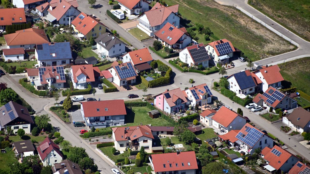 Auf Dächern von Häusern in einer Gemeinde beim Landkreis Heilbronn sind Solaranlagen angebracht.