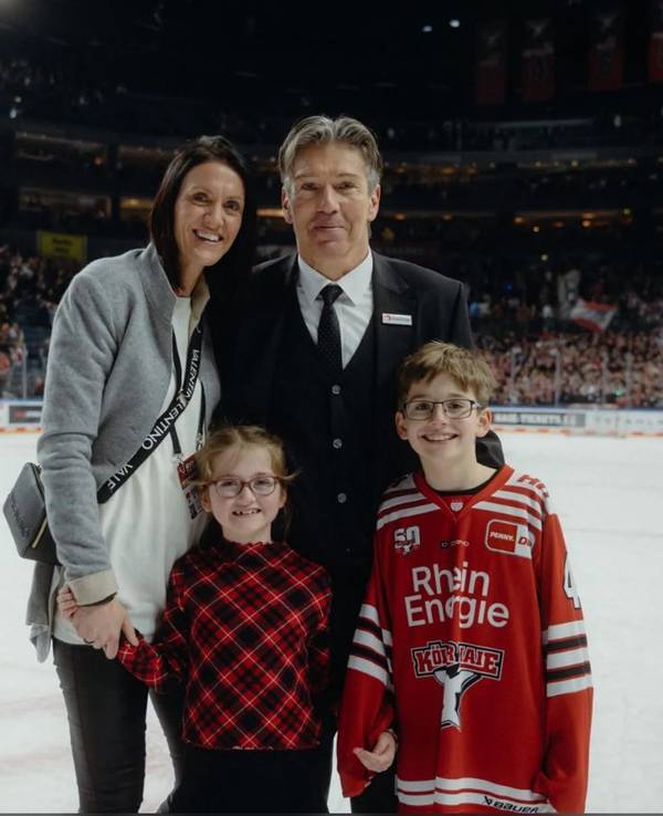 Uwe Krupps Lebensgefährtin Claire Martin-Royle mit Kindern in der Lanxess-Arena auf dem Eis.