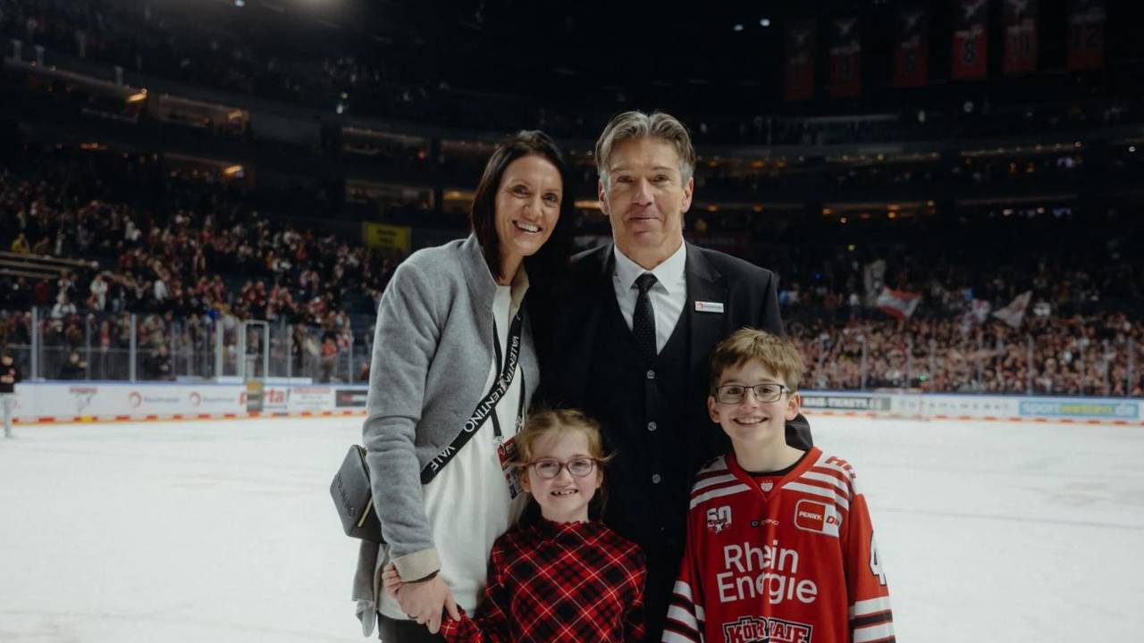 Uwe Krupps Lebensgefährtin Claire Martin-Royle mit Kindern in der Lanxess-Arena auf dem Eis.
