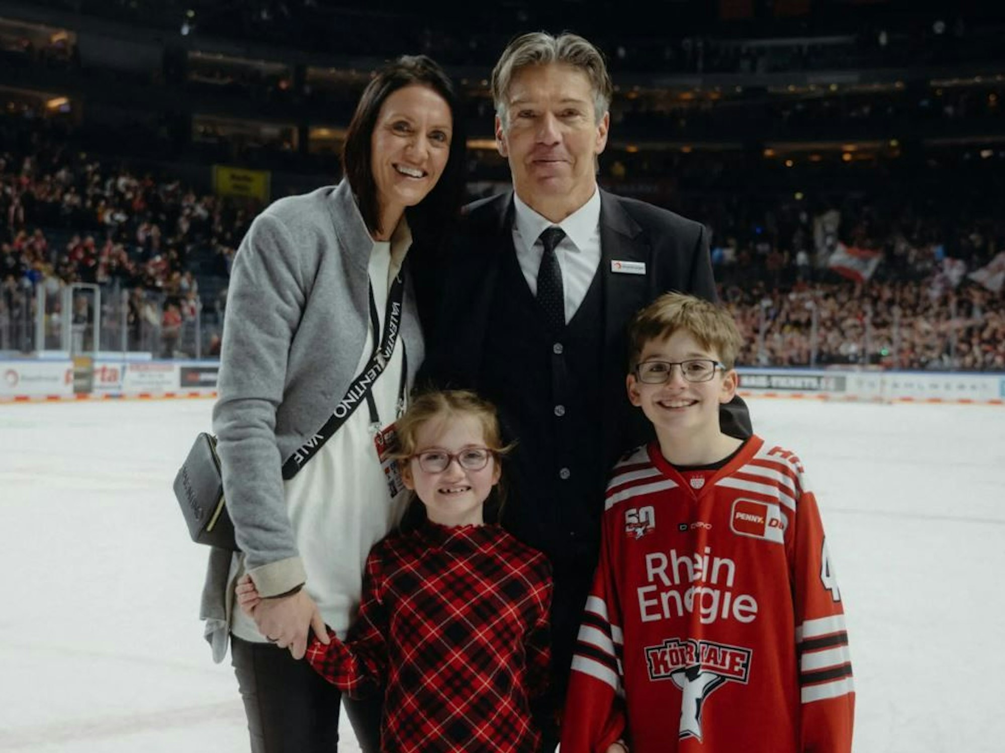 Uwe Krupps Lebensgefährtin Claire Martin-Royle mit Kindern in der Lanxess-Arena auf dem Eis.