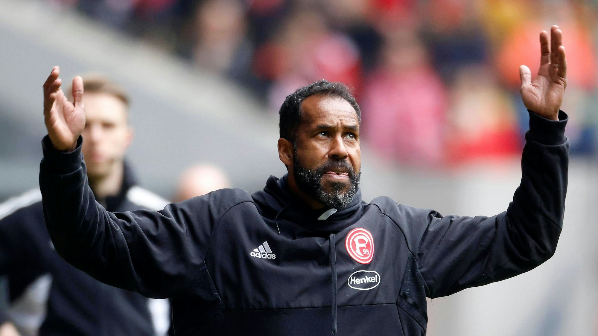 Daniel Thioune hadert an der Seitenlinie.