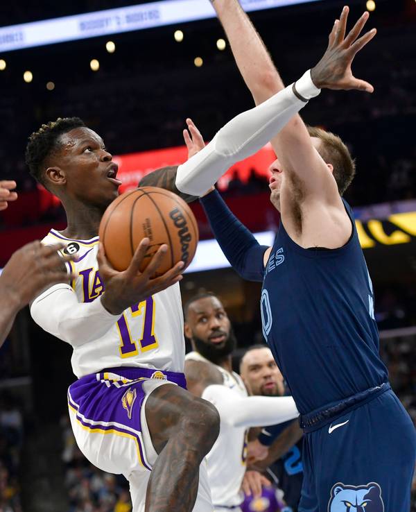 Dennis Schröder in Aktion gegen Luke Kennard (r).