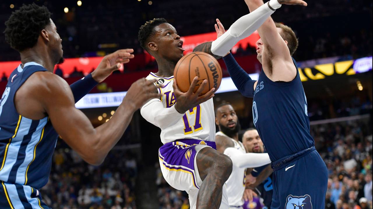 Dennis Schröder in Aktion gegen Luke Kennard (r).