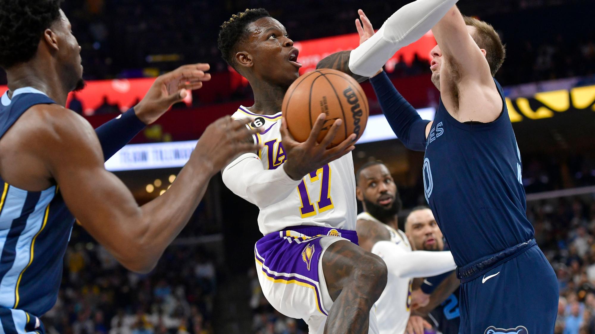 Dennis Schröder in Aktion gegen Luke Kennard (r).