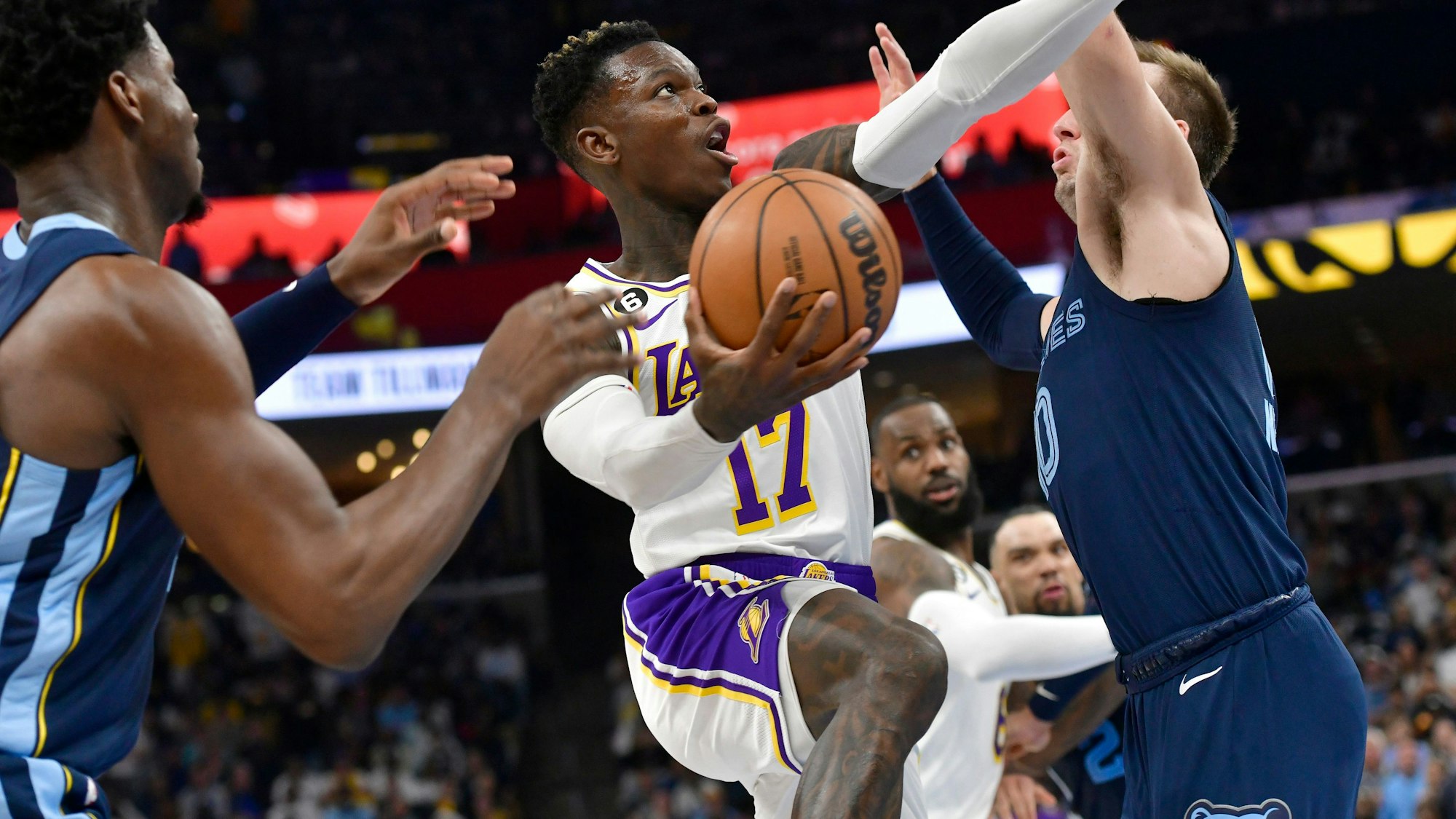 Dennis Schröder in Aktion gegen Luke Kennard (r).