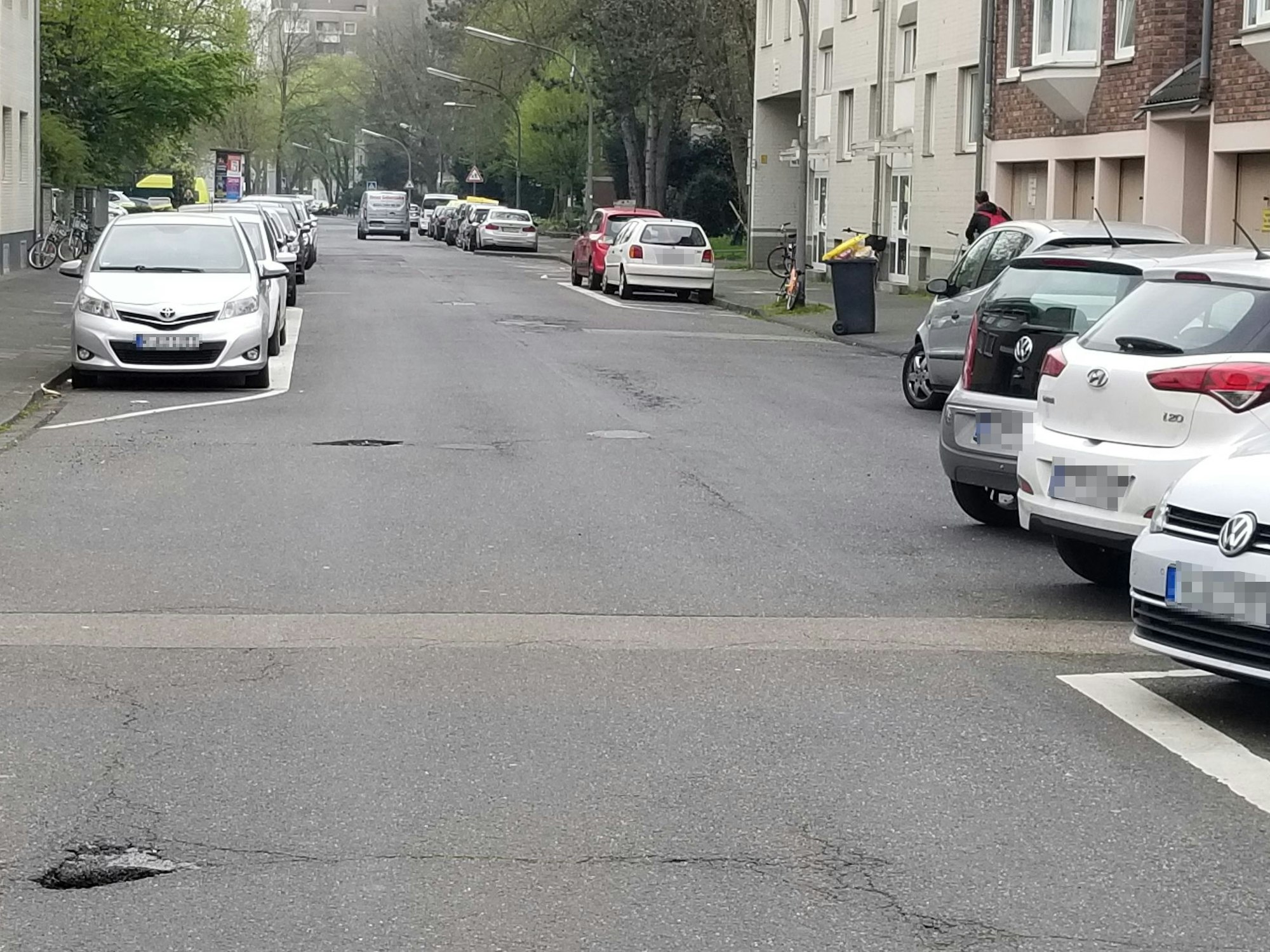 Blick auf die Nesselrodestraße in Köln-Niehl: Hier reiht sich Schlagloch an Schlagloch.
