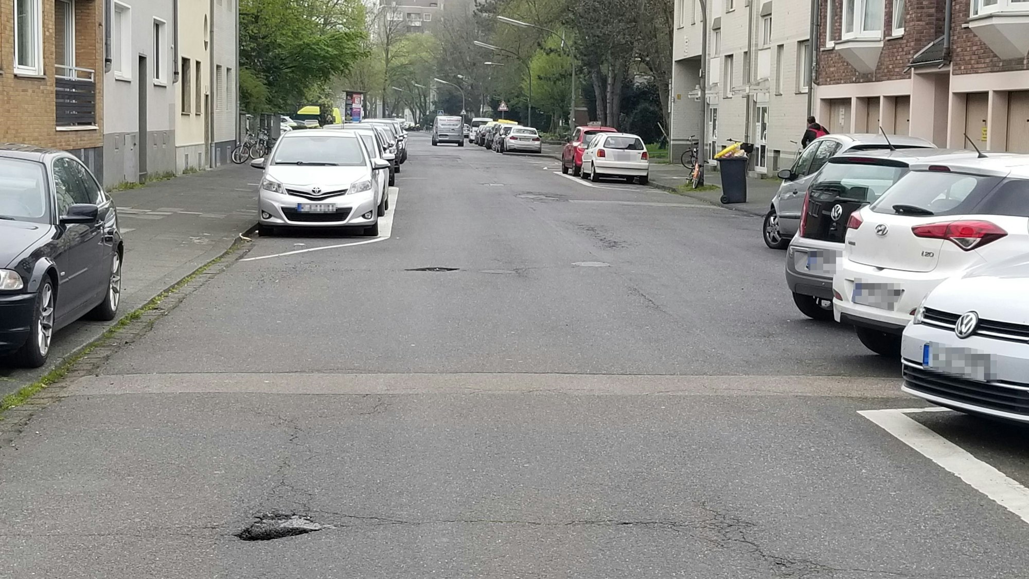 Schlaglöcher auf der Nesselrodestraße in Köln-Niehl