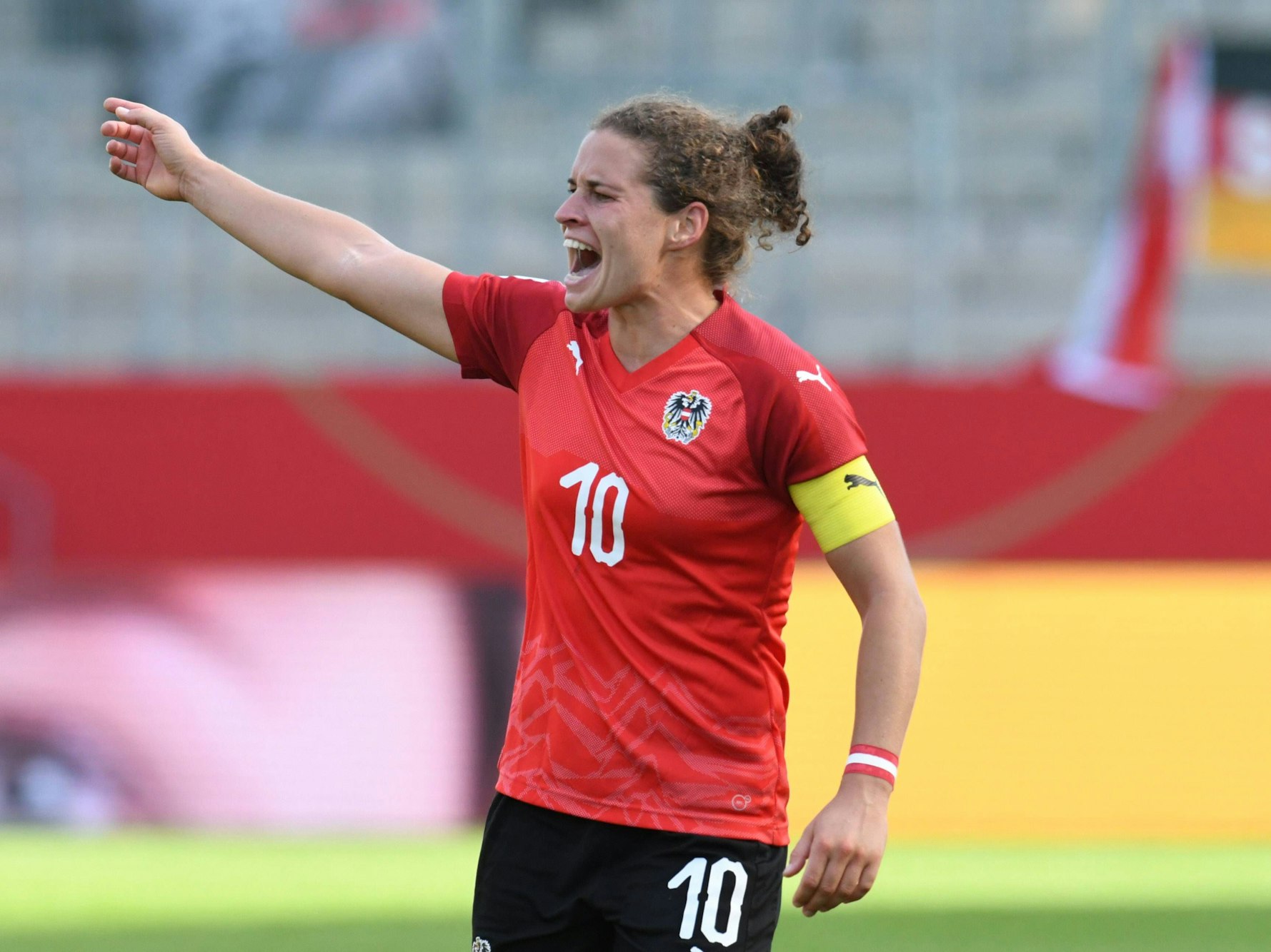 Nina Burger gibt Anweisungen auf dem Fußballplatz.