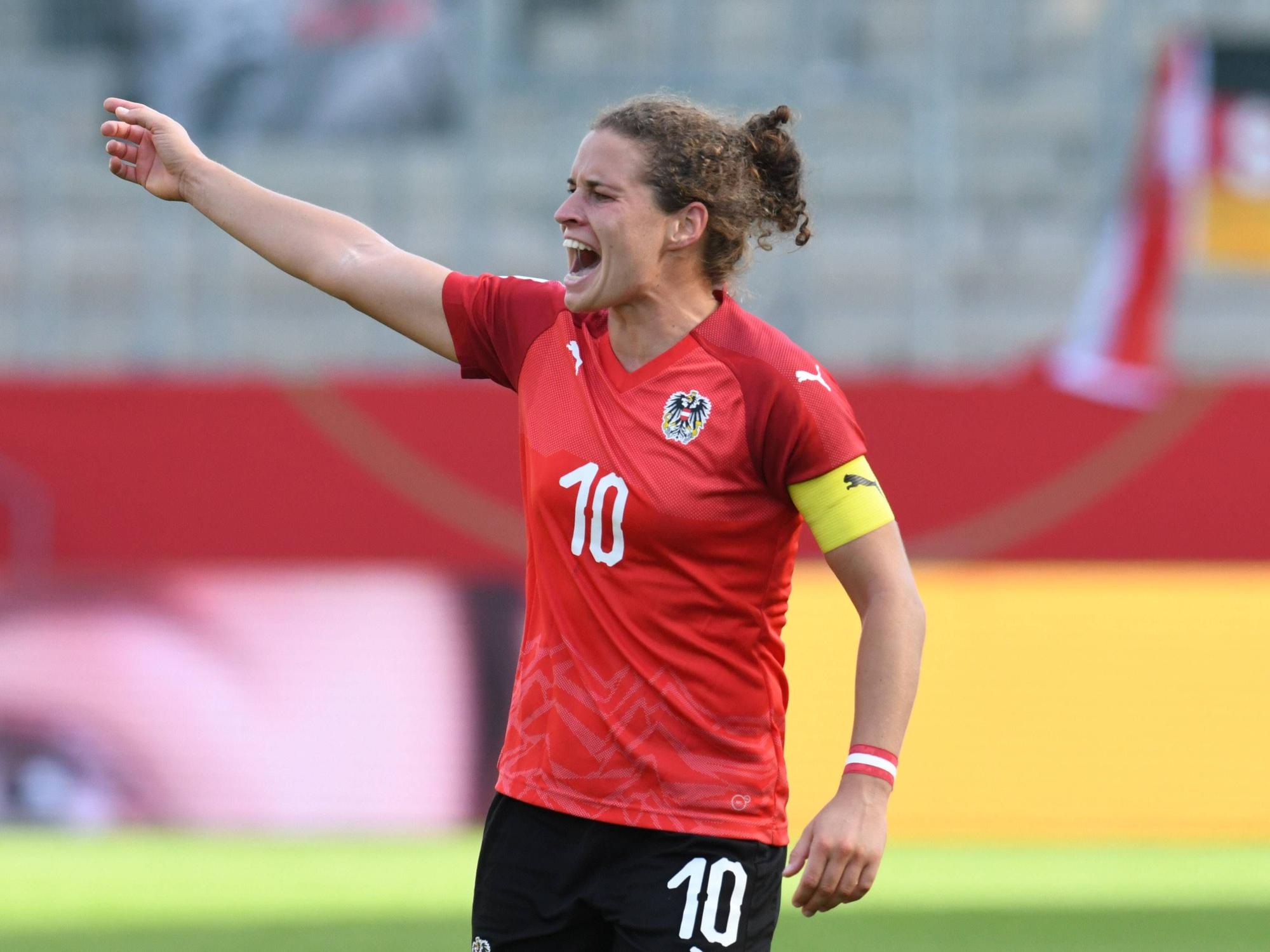 Nina Burger gibt Anweisungen auf dem Fußballplatz.