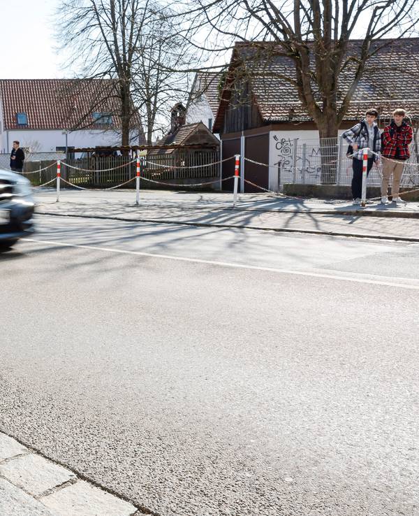 Ein Geschwindigkeitsmeßgerät löst vor einer Schule in Wendelstein (Bayern) bei einem Auto aus.