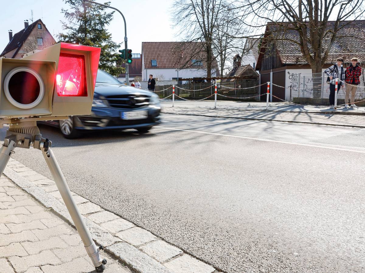 Ein Geschwindigkeitsmeßgerät löst vor einer Schule in Wendelstein (Bayern) bei einem Auto aus.
