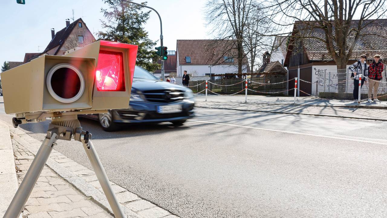 Ein Geschwindigkeitsmeßgerät löst vor einer Schule in Wendelstein (Bayern) bei einem Auto aus.