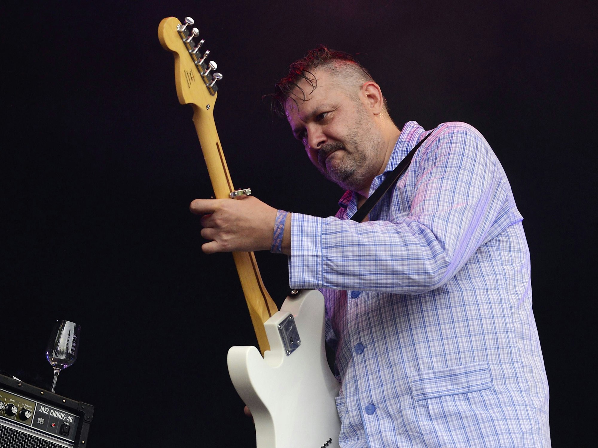 Martin Bechler steht mit Gitarre auf der Bühne.