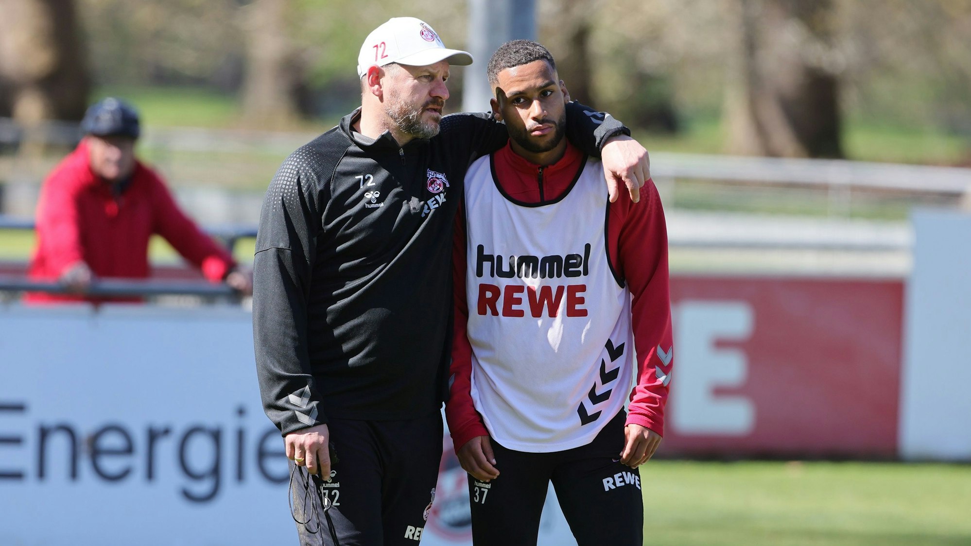 Steffen Baumgart umarmt Linton Maina am Geißbockheim.