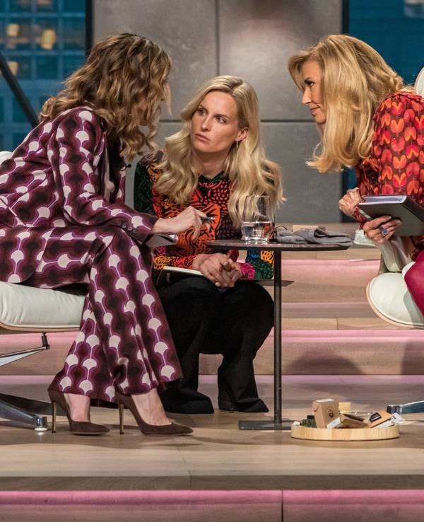 Die Löwinnen" (v.l.) Judith Williams, Janna Ensthaler und Dagmar Wöhrl überlegen ob sie in VIVA MAIA Beauty" investieren sollen?
Die Verwendung des sendungsbezogenen Materials ist nur mit dem Hinweis und Verlinkung auf RTL+ gestattet.