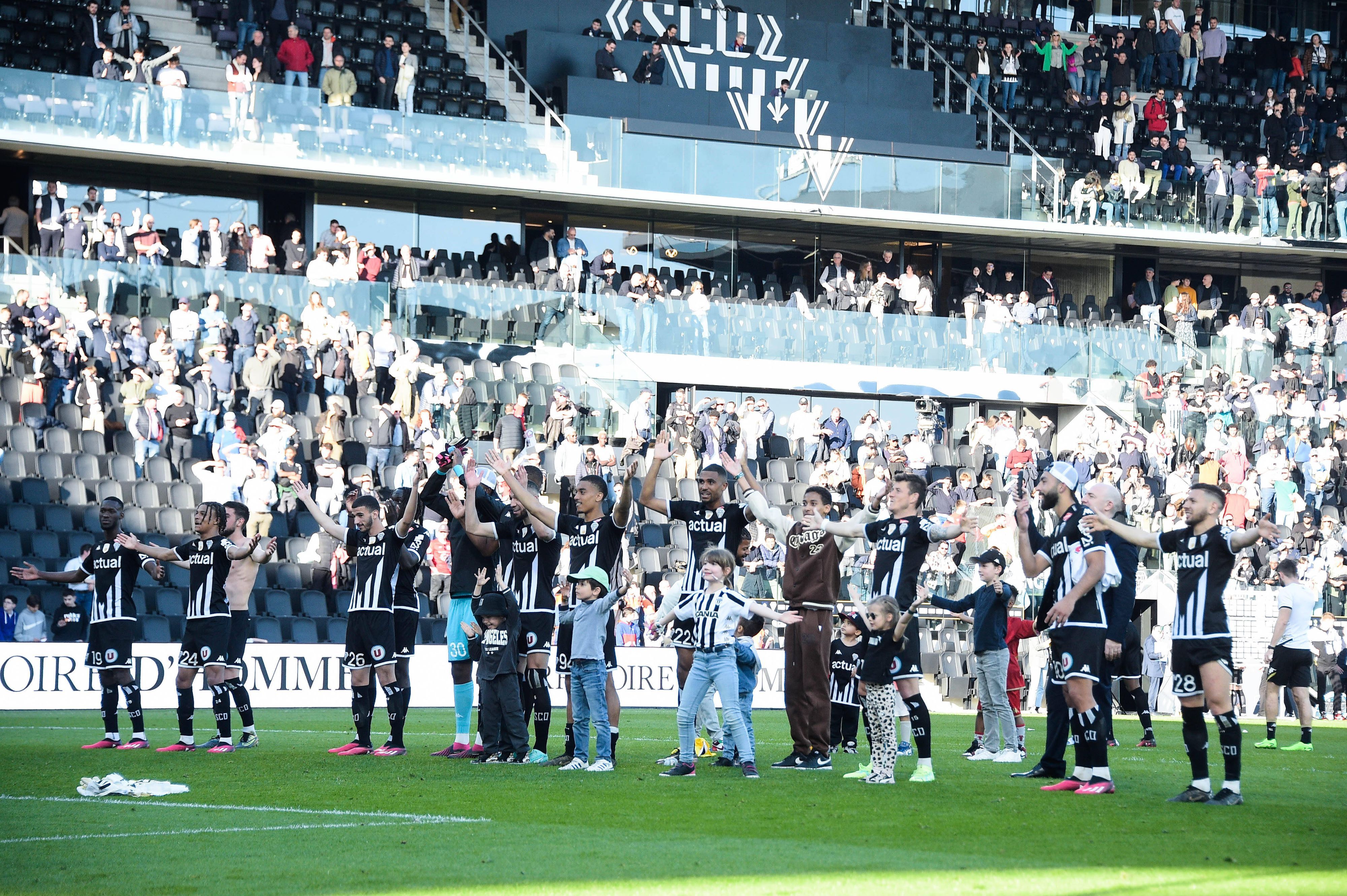 Die Mannschaft des SCO Angers feiert mit ihren Fans.