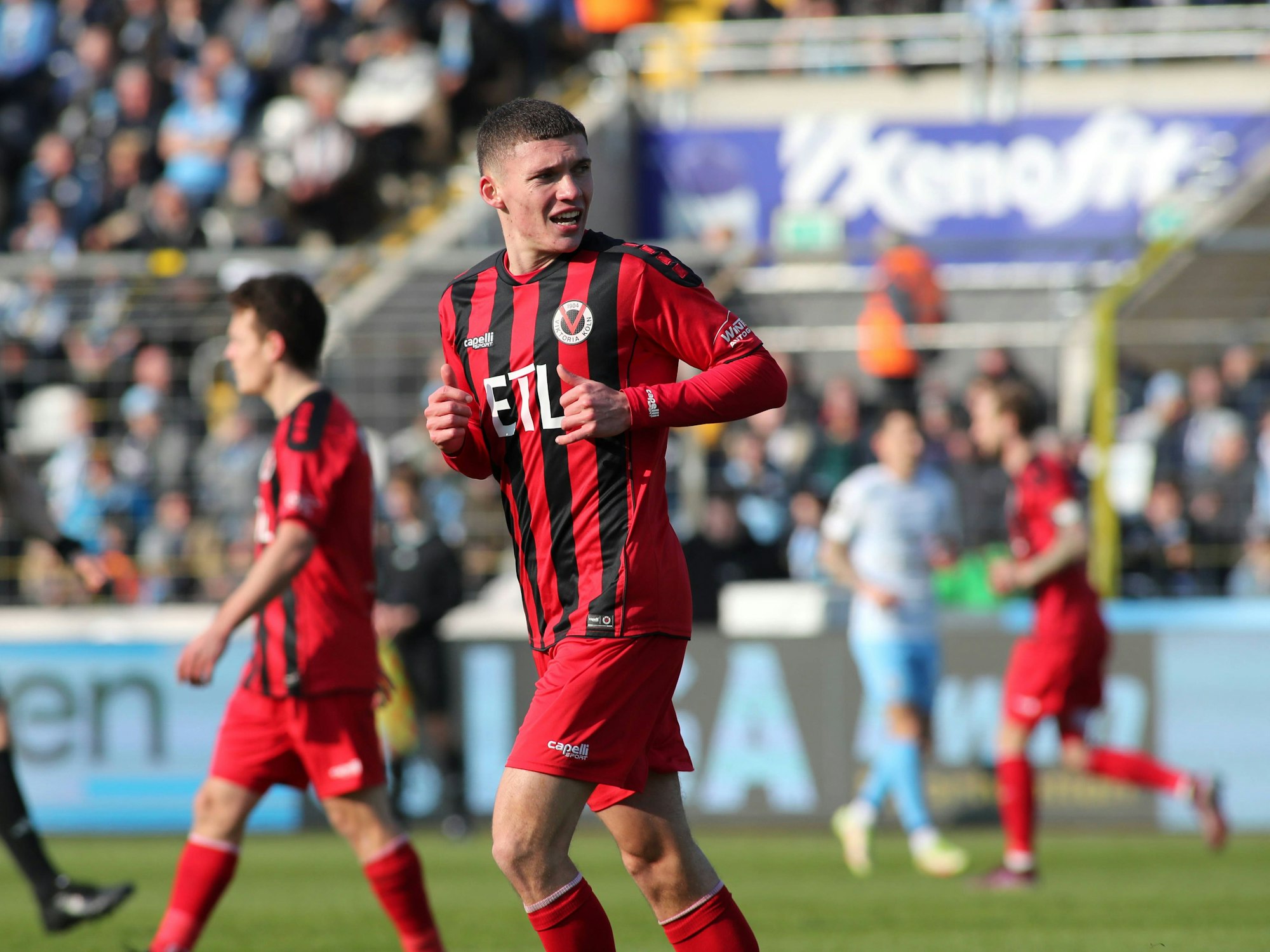 Niklas May (Viktoria Köln) dreht sich um auf dem Platz.