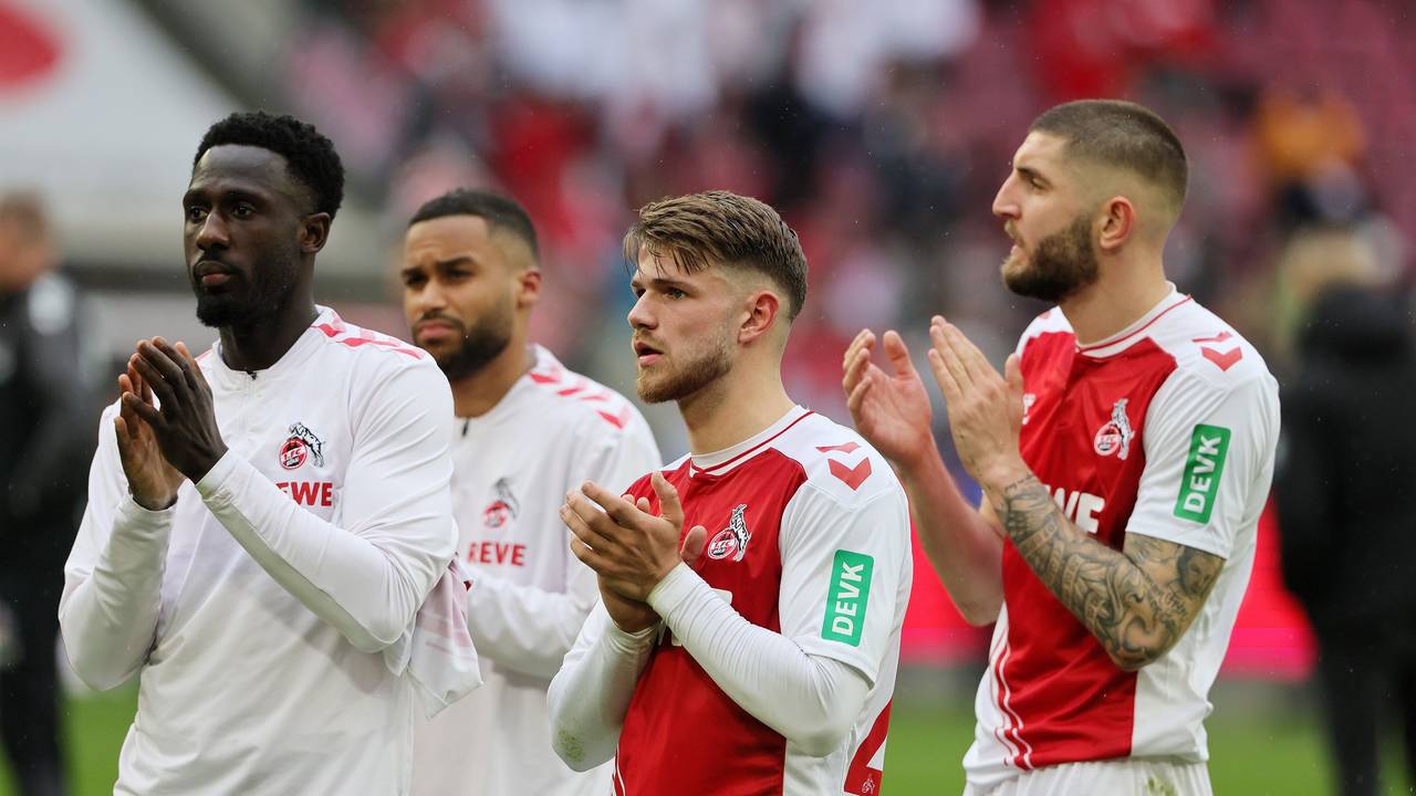 Kingsley Schindler, Linton Maina, Jan Thielmann und Jeff Chabot klatschen für die Fans des 1. FC Köln.