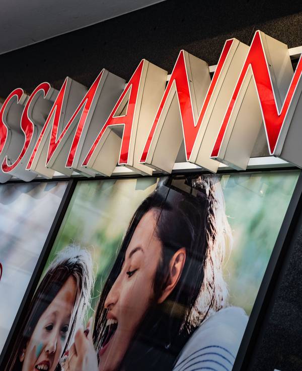 Ein Rossmann-Schriftzug an einer Filiale in der Mainzer Innenstadt.