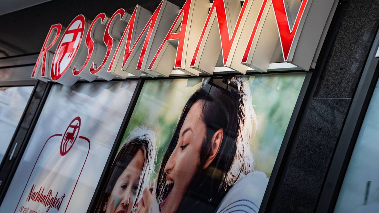 Ein Rossmann-Schriftzug an einer Filiale in der Mainzer Innenstadt.