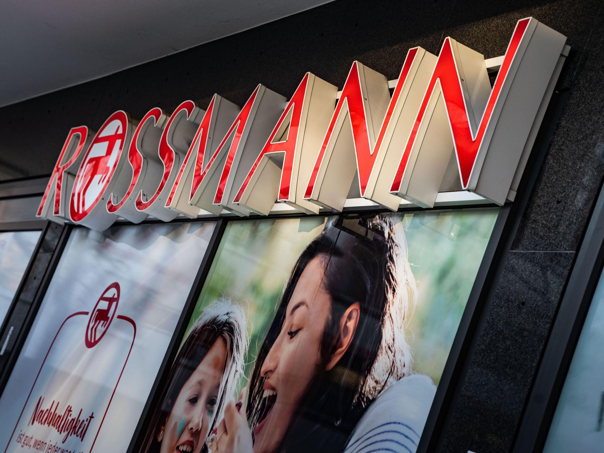 Ein Rossmann-Schriftzug an einer Filiale in der Mainzer Innenstadt.