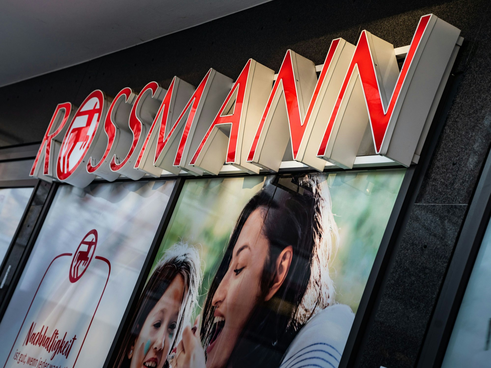 Ein Rossmann-Schriftzug an einer Filiale in der Mainzer Innenstadt.