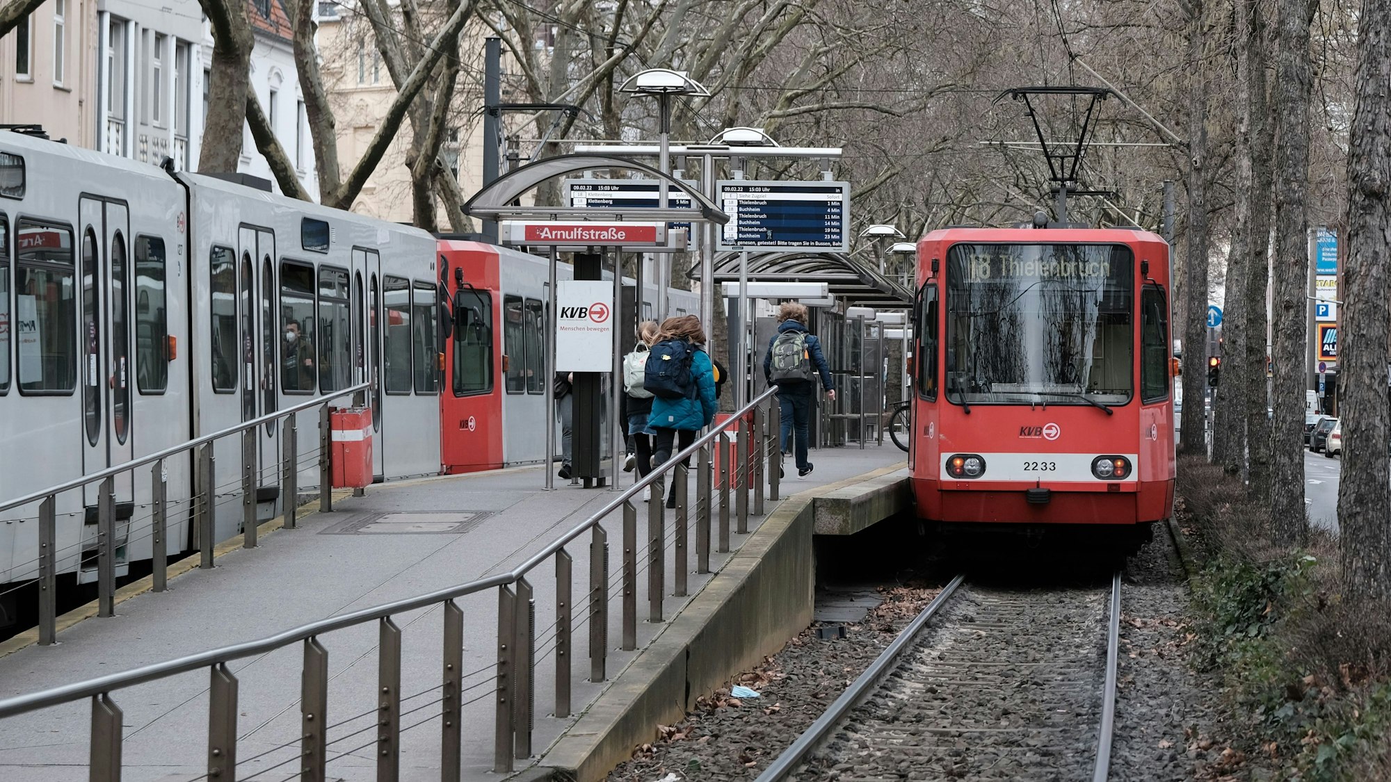 Eine KVB-Bahn der Linie 18 an der Haltestelle Arnulfstraße. Die Kölner Verkehrs-Betriebe (KVB) suchen Studierende für Ticket-Kontrollen in Bussen und Bahnen.