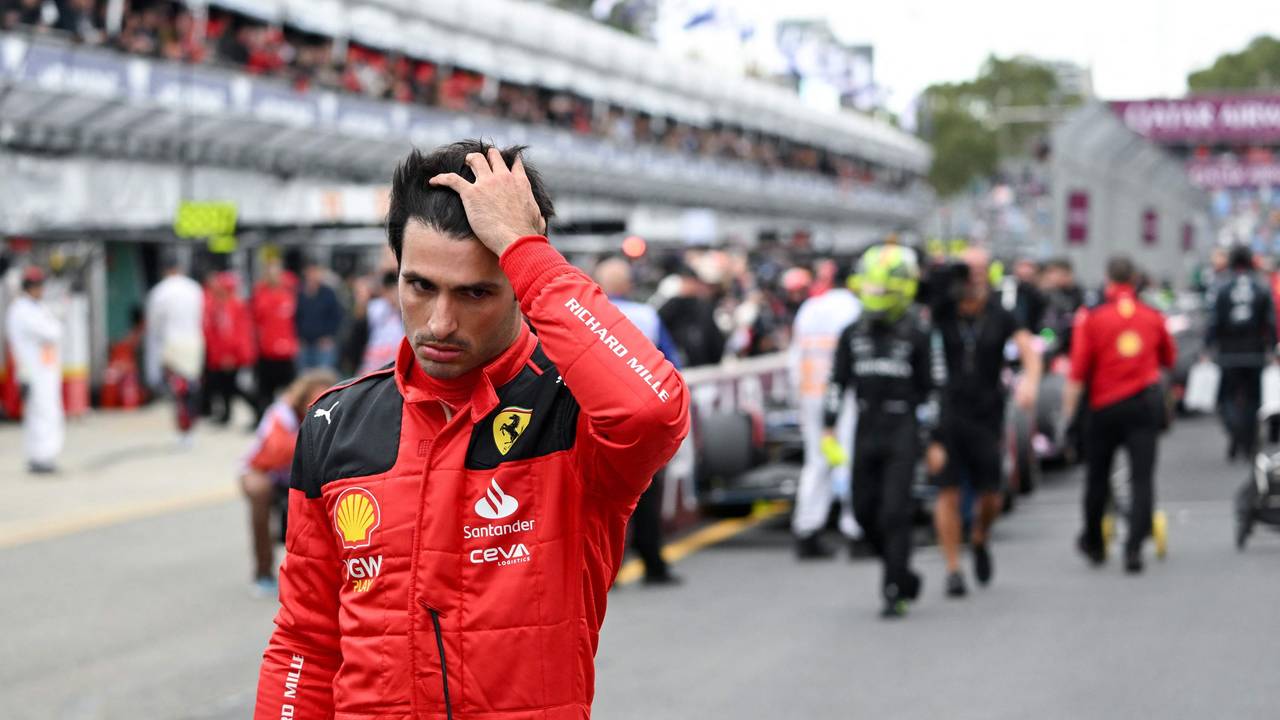 Ferrari-Pilot Carlos Sainz Jr streicht sich durchs Haar.