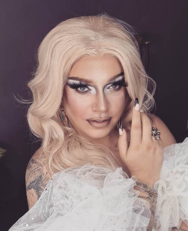 Die Kölner Drag-Queen Pam Pengco posiert für ein Porträtfoto.