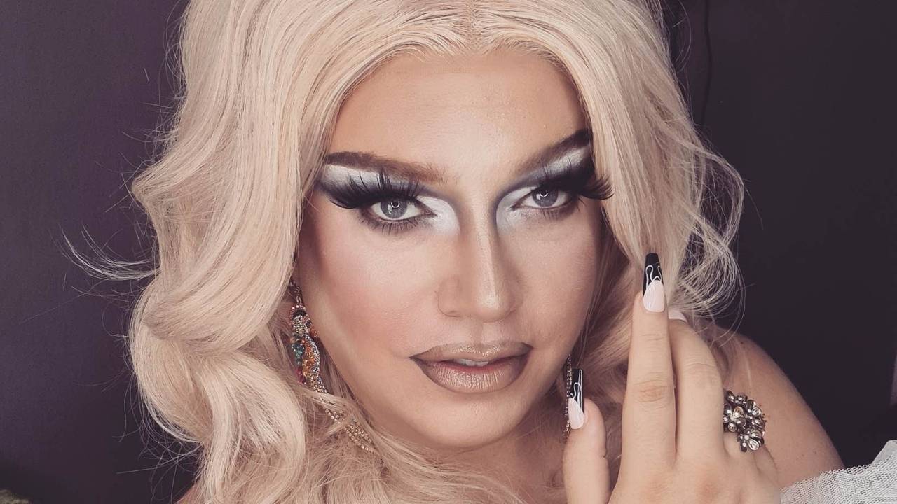 Die Kölner Drag-Queen Pam Pengco posiert für ein Porträtfoto.