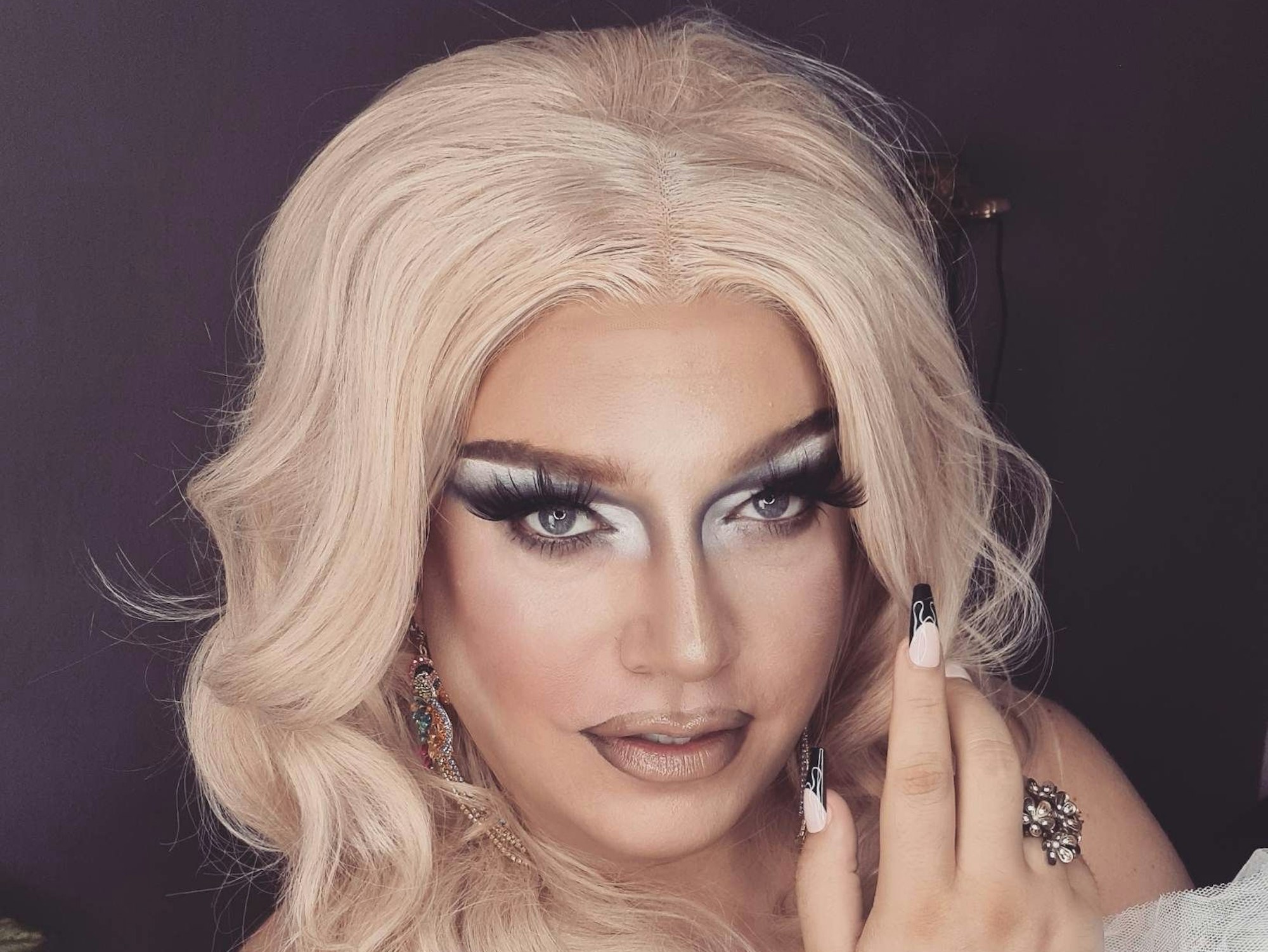 Die Kölner Drag-Queen Pam Pengco posiert für ein Porträtfoto.