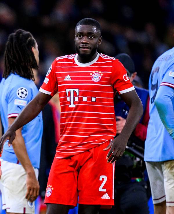 Die Bayern-Stars stehen nach der Niederlage bei Manchester City in der Champions League enttäuscht auf dem Platz.