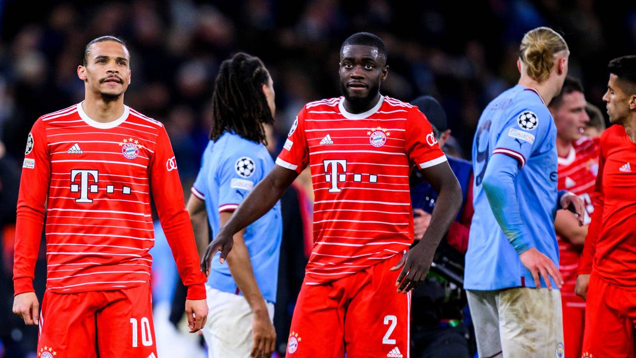 Die Bayern-Stars stehen nach der Niederlage bei Manchester City in der Champions League enttäuscht auf dem Platz.