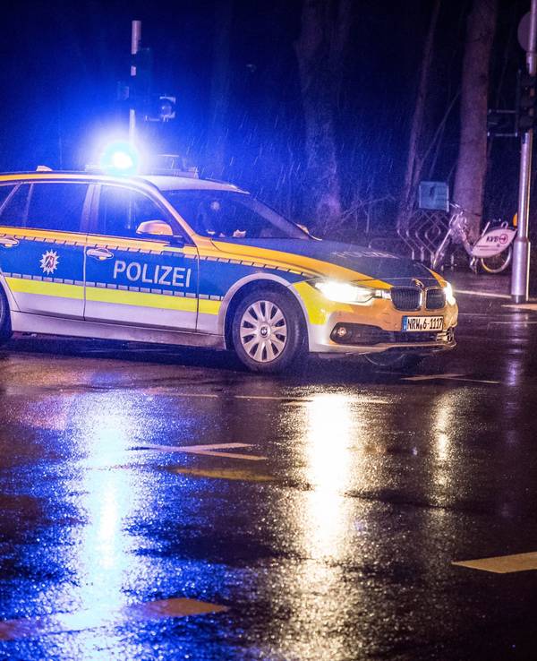 Ein Streifenwagen der Polizei in Köln bei Nacht.
