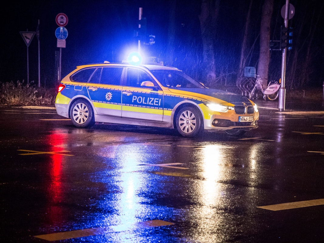 Ein Polizeiauto in der Nacht (Symbolfoto)