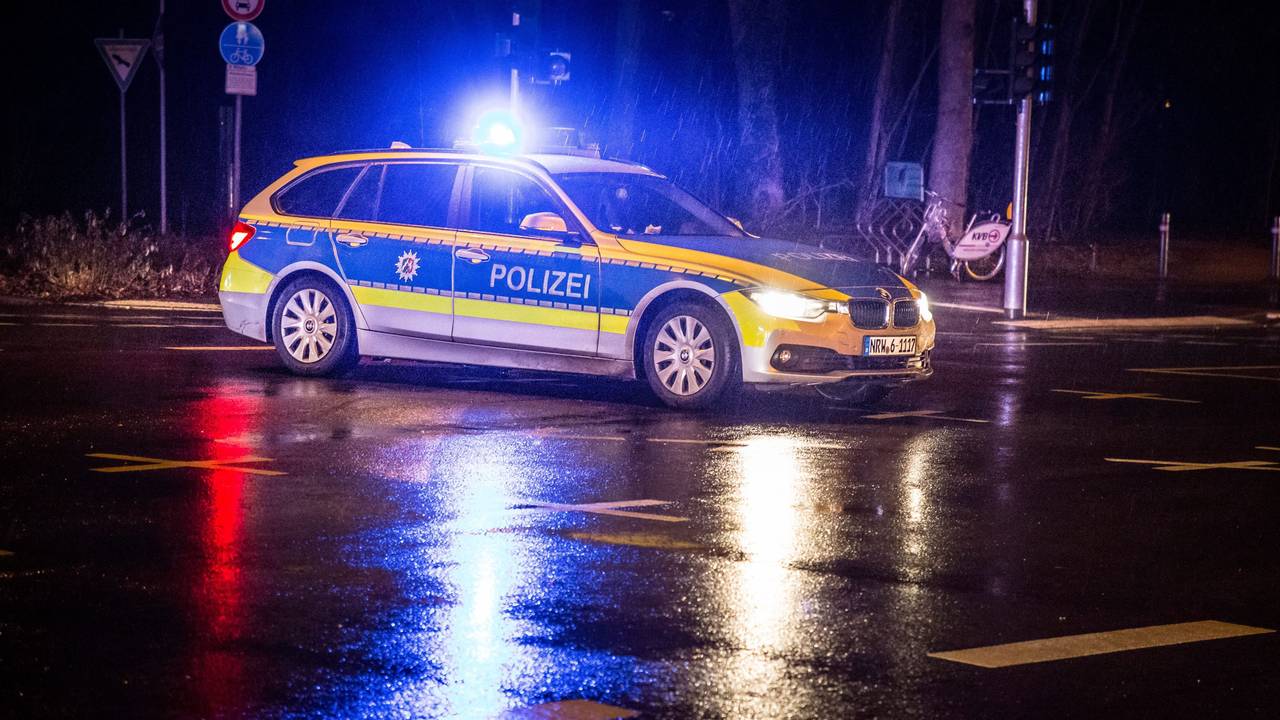 Ein Streifenwagen der Polizei in Köln bei Nacht.