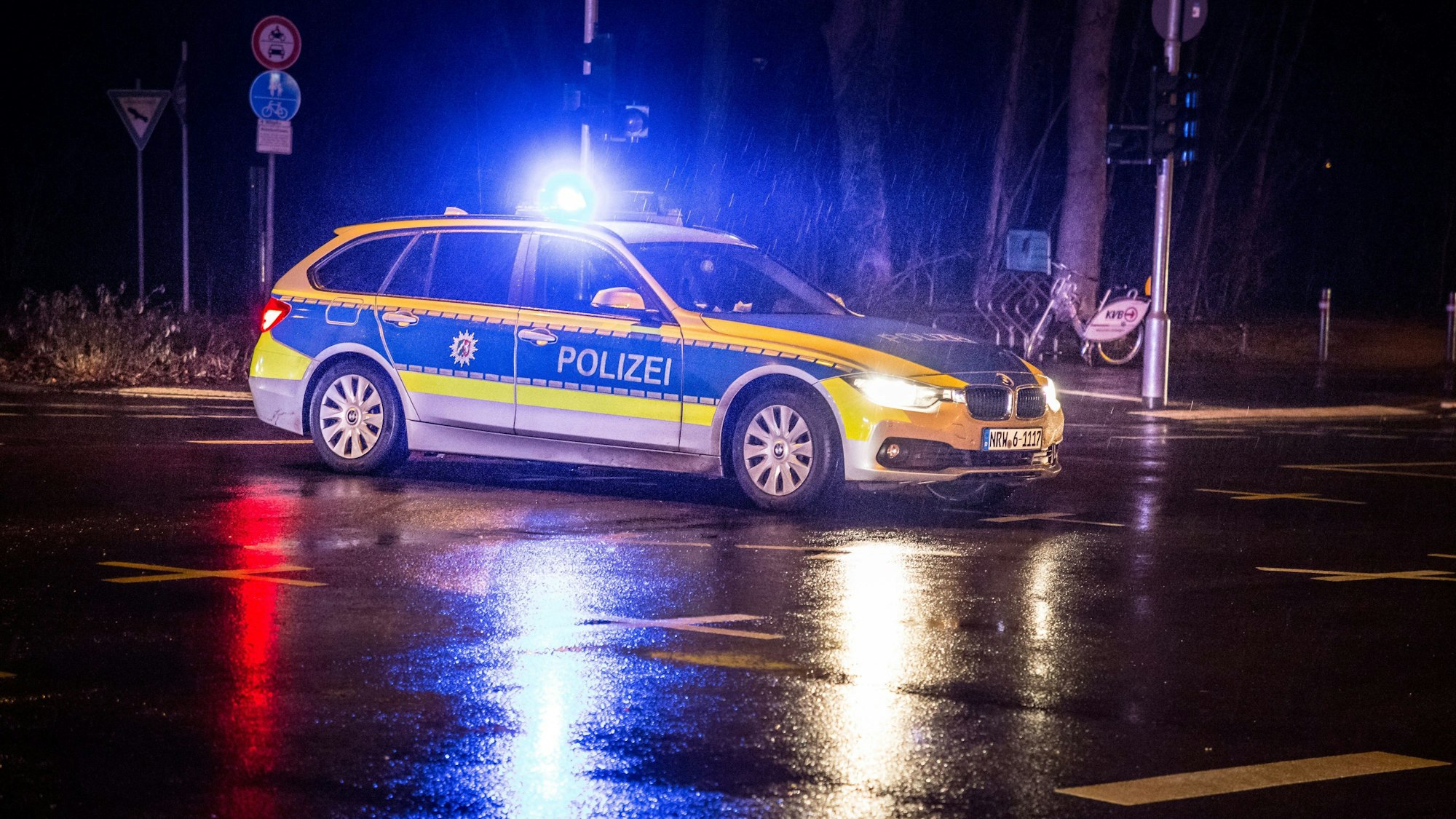 Ein Polizeiauto in der Nacht. (Symbolfoto)